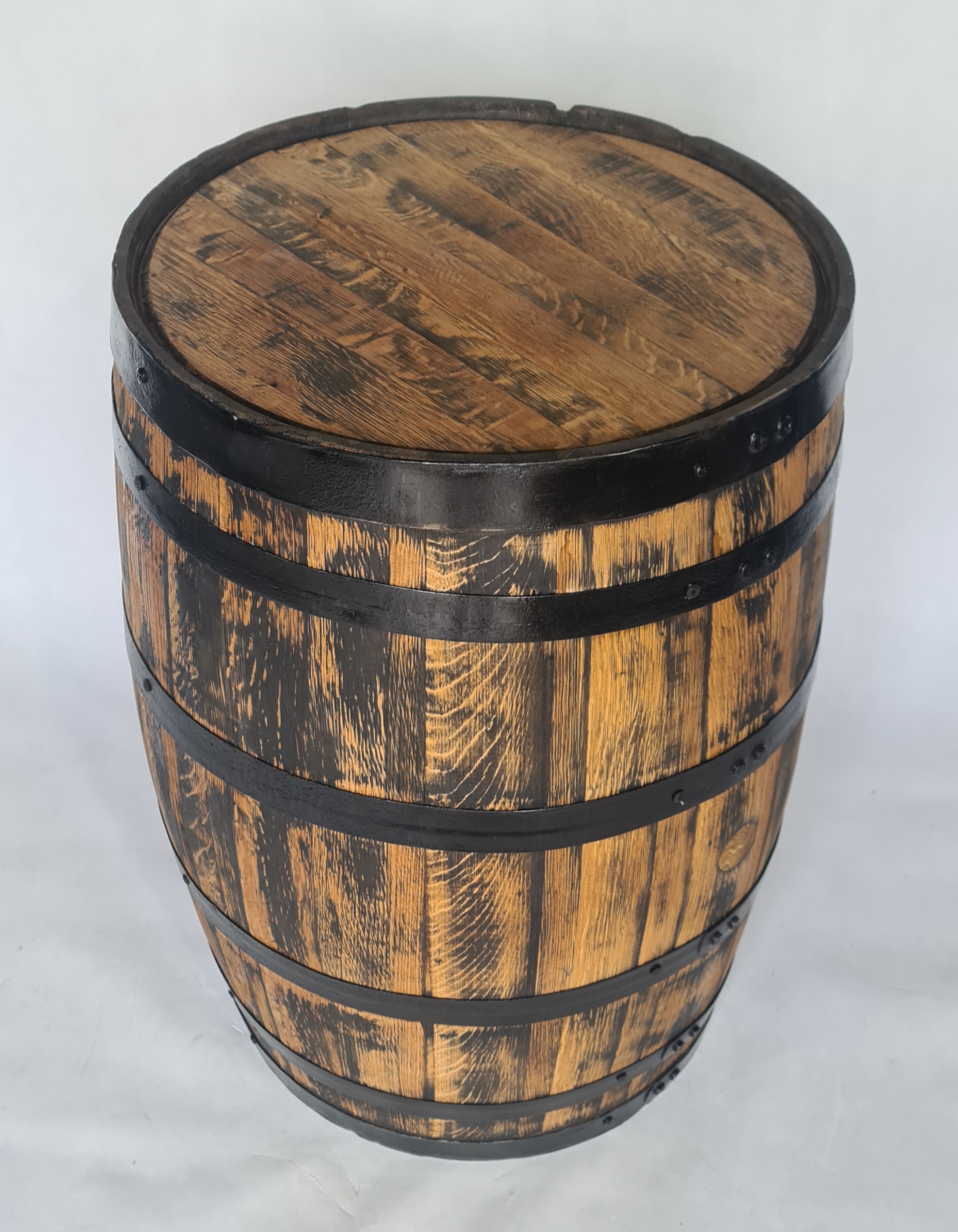 Beczka-dębowa-po-whisky (1) 200 litrowa odrestaurowana beczka dębowa po whiskey - szlifowana, olejowana, czarne obręcze - obrazek 1