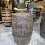 Barek na alkohol z dębowej BECZKI - postarzana, szczotkowana z półką