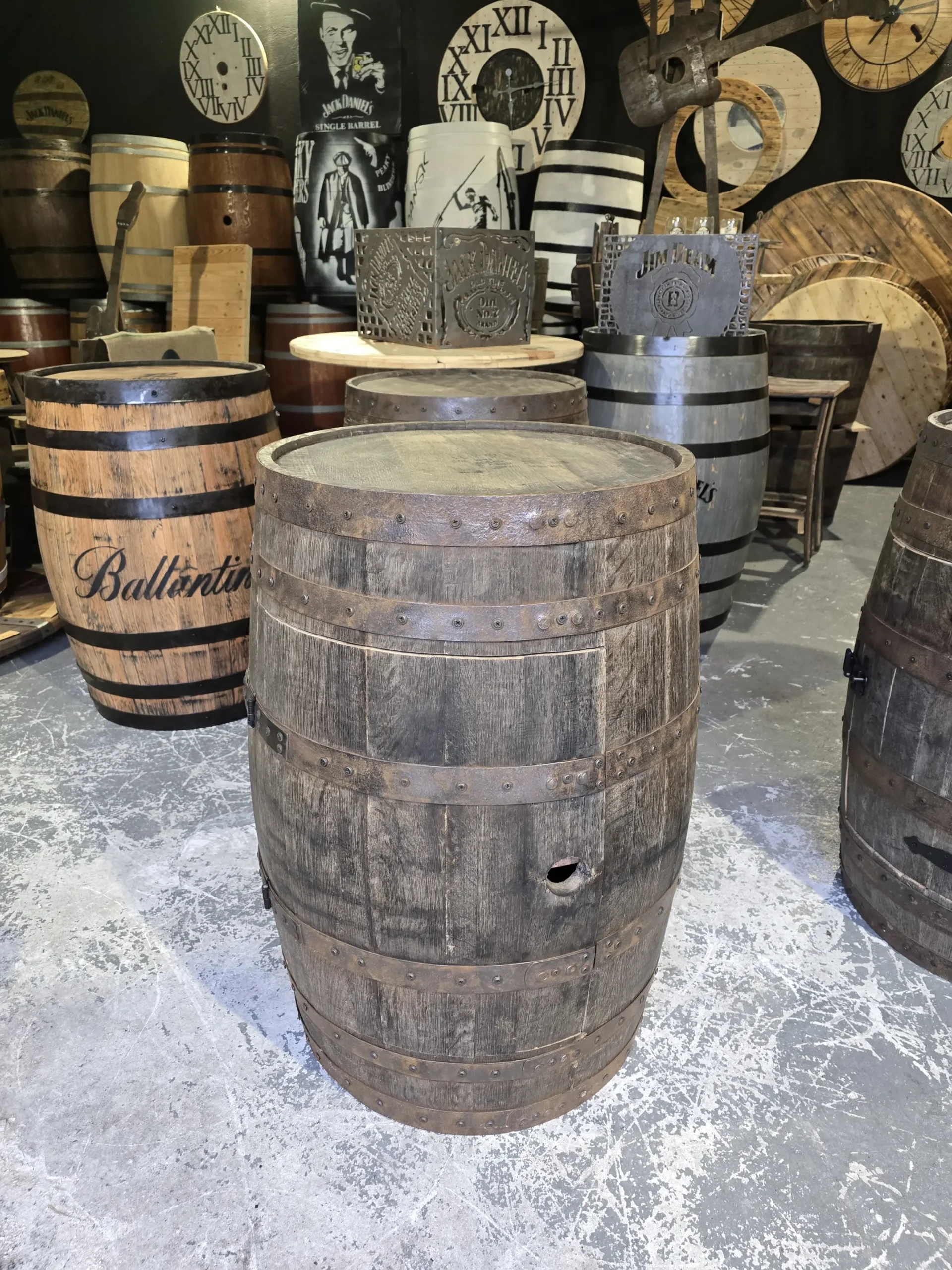 Beczki-debowe-beczka-debowa-odrestaurowana-barek-na-alkohol-whisky-prezent-na-rocznice-barek-debowy-lofotwy-na-alkohol-do-salonu-polki-na-alkohol-barek-na-wino-lezaki-na-alkohol (145) Barek na alkohol z dębowej BECZKI - postarzana, szczotkowana z półką - obrazek 1