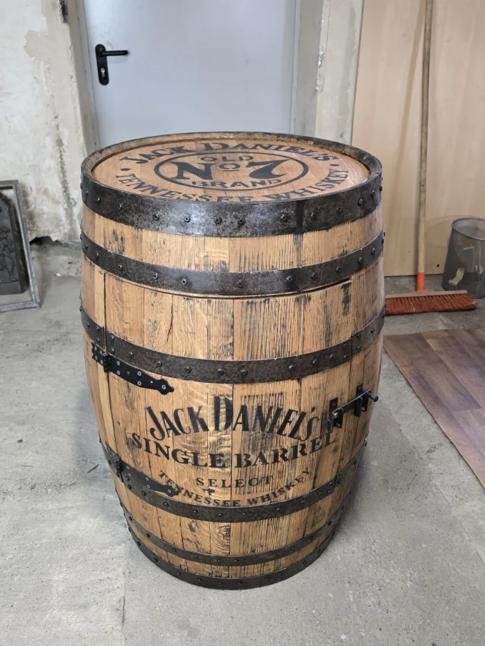 Barek na alkohol z dębowej BECZKI - Jack Daniels szlifowany, opalany i olejowany z lezakami na butelki - obrazek 6