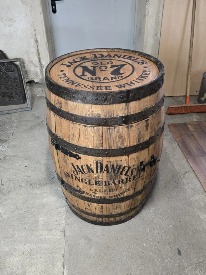 Barek na alkohol z dębowej BECZKI - Jack Daniels szlifowany, opalany i olejowany z lezakami na butelki - obrazek 5