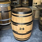 Barek na alkohol z dębowej BECZKI po winie - szlifowany, olejowany z czarnymi obręczami i półką