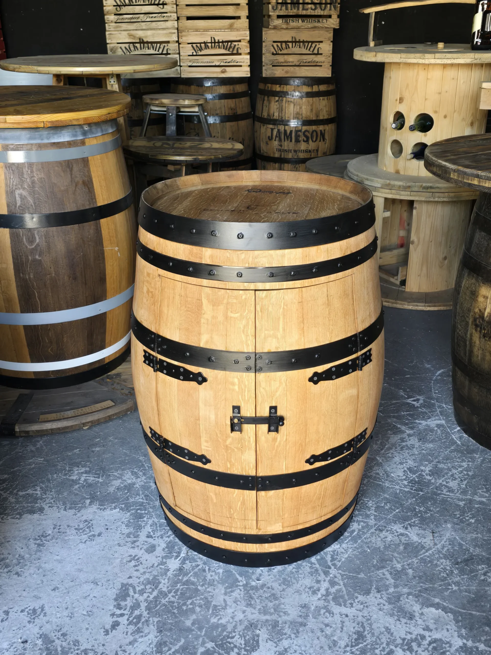 Beczki-debowe-beczka-debowa-odrestaurowana-barek-na-alkohol-whisky-prezent-na-rocznice-barek-debowy-lofotwy-na-alkohol-do-salonu-polki-na-alkohol-barek-na-wino-lezaki-na-alkohol (210) Barek na alkohol z dębowej BECZKI po winie - szlifowany, olejowany z czarnymi obręczami i półką - obrazek 1