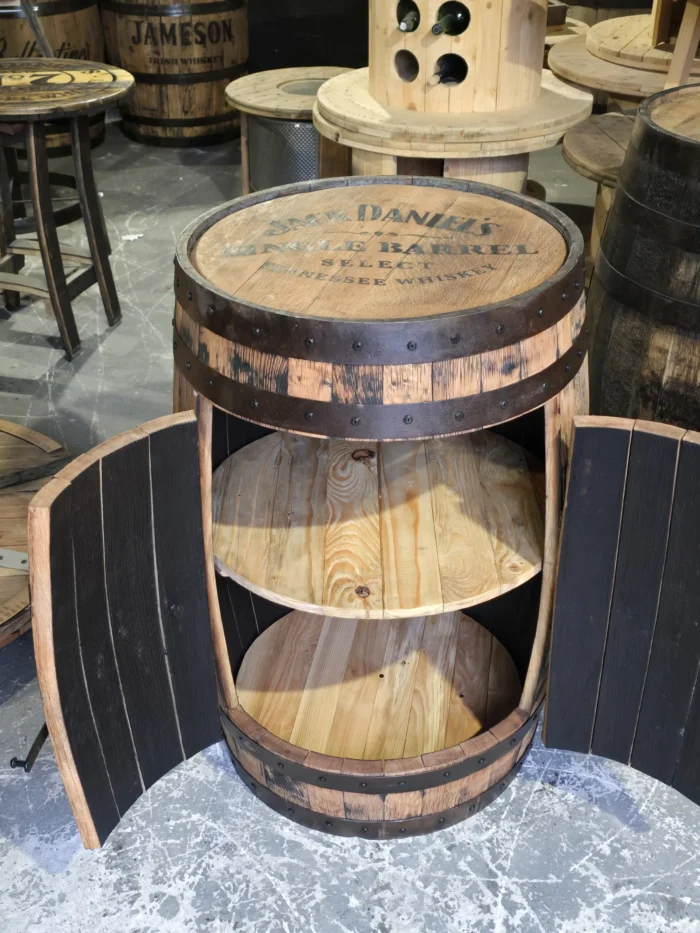 Barek na alkohol wykonany z oryginalnej dębowej 200 litrowej BECZKI po whiskey - Jack Daniels, szlifowany i olejowany z półką - obrazek 2