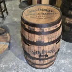 Barek na alkohol wykonany z oryginalnej dębowej 200 litrowej BECZKI po whiskey - Jack Daniels, szlifowany i olejowany z półką