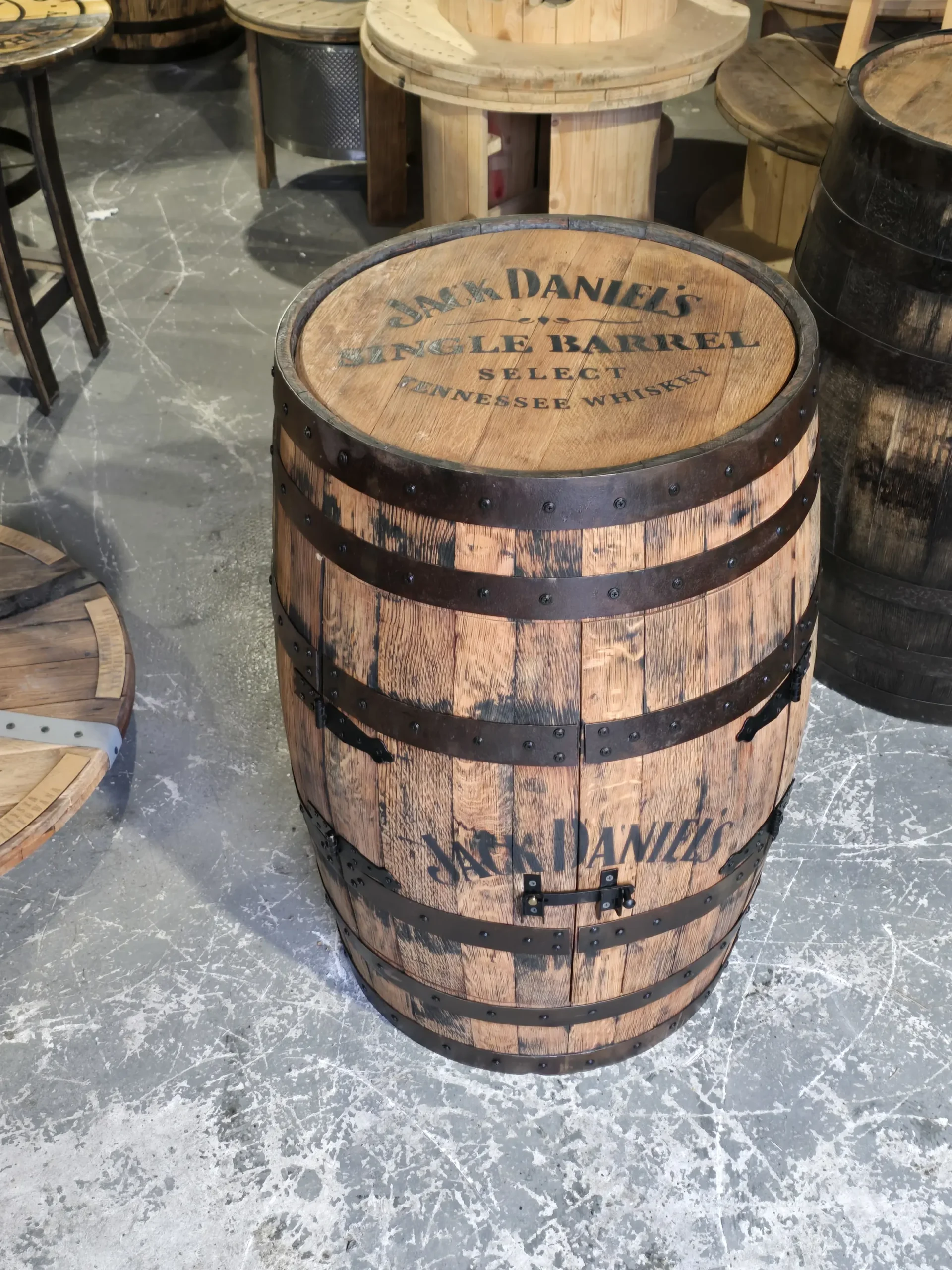 Beczki-debowe-beczka-debowa-odrestaurowana-barek-na-alkohol-whisky-prezent-na-rocznice-barek-debowy-lofotwy-na-alkohol-do-salonu-polki-na-alkohol-barek-na-wino-lezaki-na-alkohol (215) Barek na alkohol wykonany z oryginalnej dębowej 200 litrowej BECZKI po whiskey - Jack Daniels, szlifowany i olejowany z półką - obrazek 1