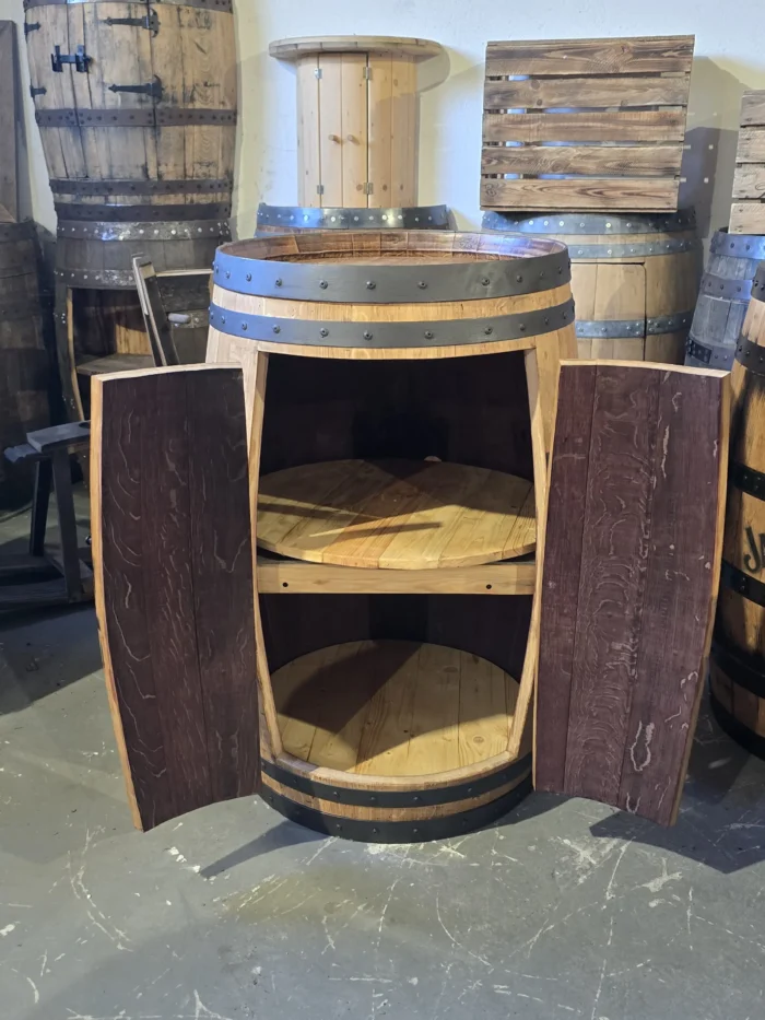 Barek na alkohol z dębowej BECZKI po winie - szlifowany, olejowany z napisem Jack Daniels i półką - obrazek 4
