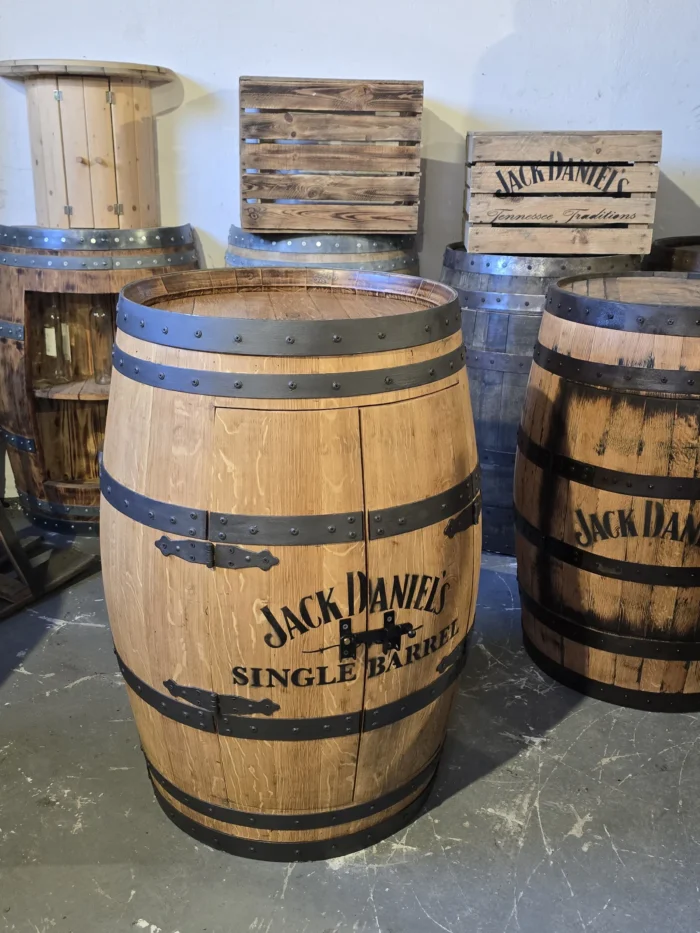 Barek na alkohol z dębowej BECZKI po winie - szlifowany, olejowany z napisem Jack Daniels i półką - obrazek 7