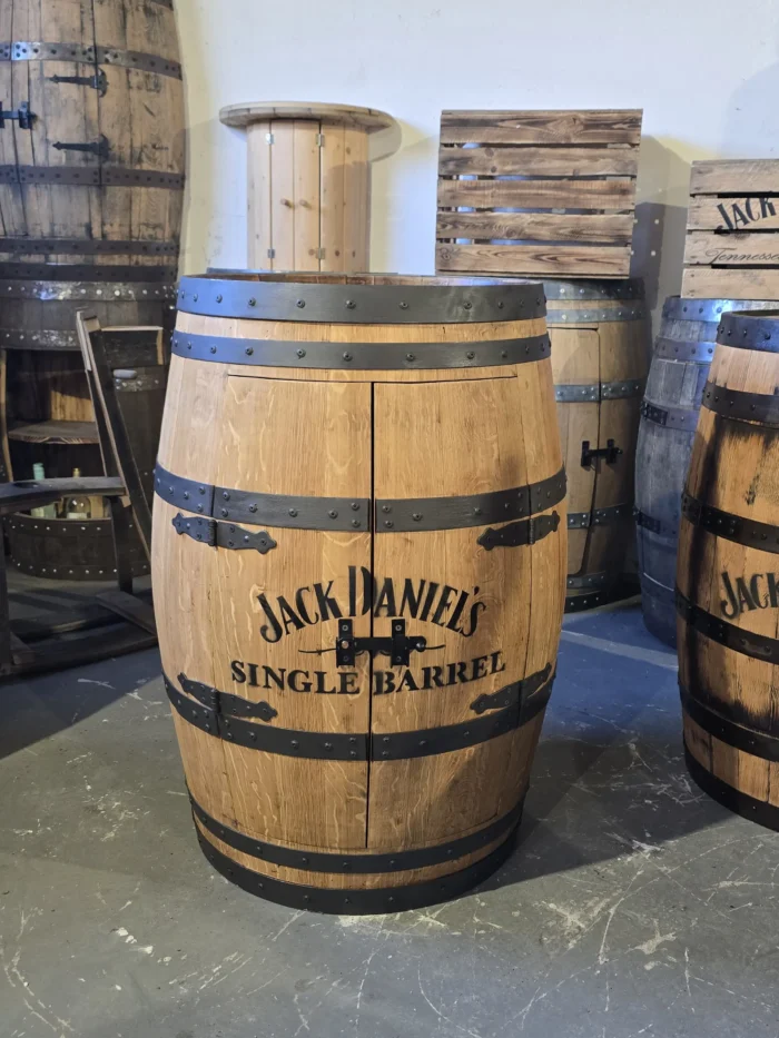 Barek na alkohol z dębowej BECZKI po winie - szlifowany, olejowany z napisem Jack Daniels i półką - obrazek 5