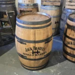 Barek na alkohol z dębowej BECZKI po winie - szlifowany, olejowany z napisem Jack Daniels i półką
