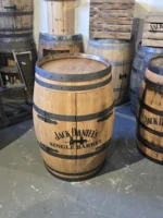 Barek na alkohol z dębowej BECZKI po winie - szlifowany, olejowany z napisem Jack Daniels i półką