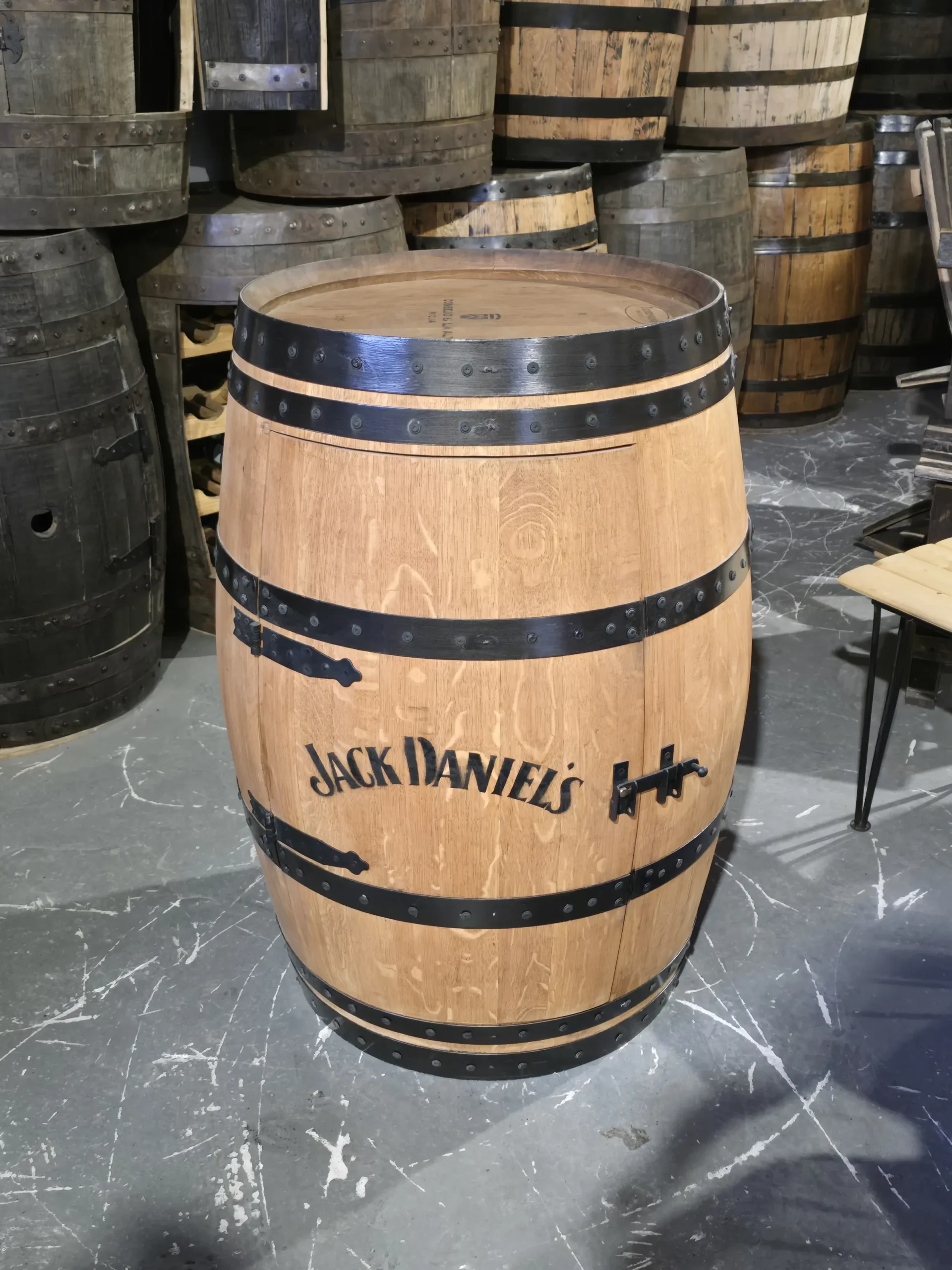 Beczki-debowe-beczka-debowa-odrestaurowana-barek-na-alkohol-whisky-prezent-na-rocznice-barek-debowy-lofotwy-na-alkohol-do-salonu-polki-na-alkohol-barek-na-wino-lezaki-na-alkohol (238) Barek na alkohol z dębowej BECZKI po winie - szlifowany, olejowany z czarnymi obręczami - obrazek 1