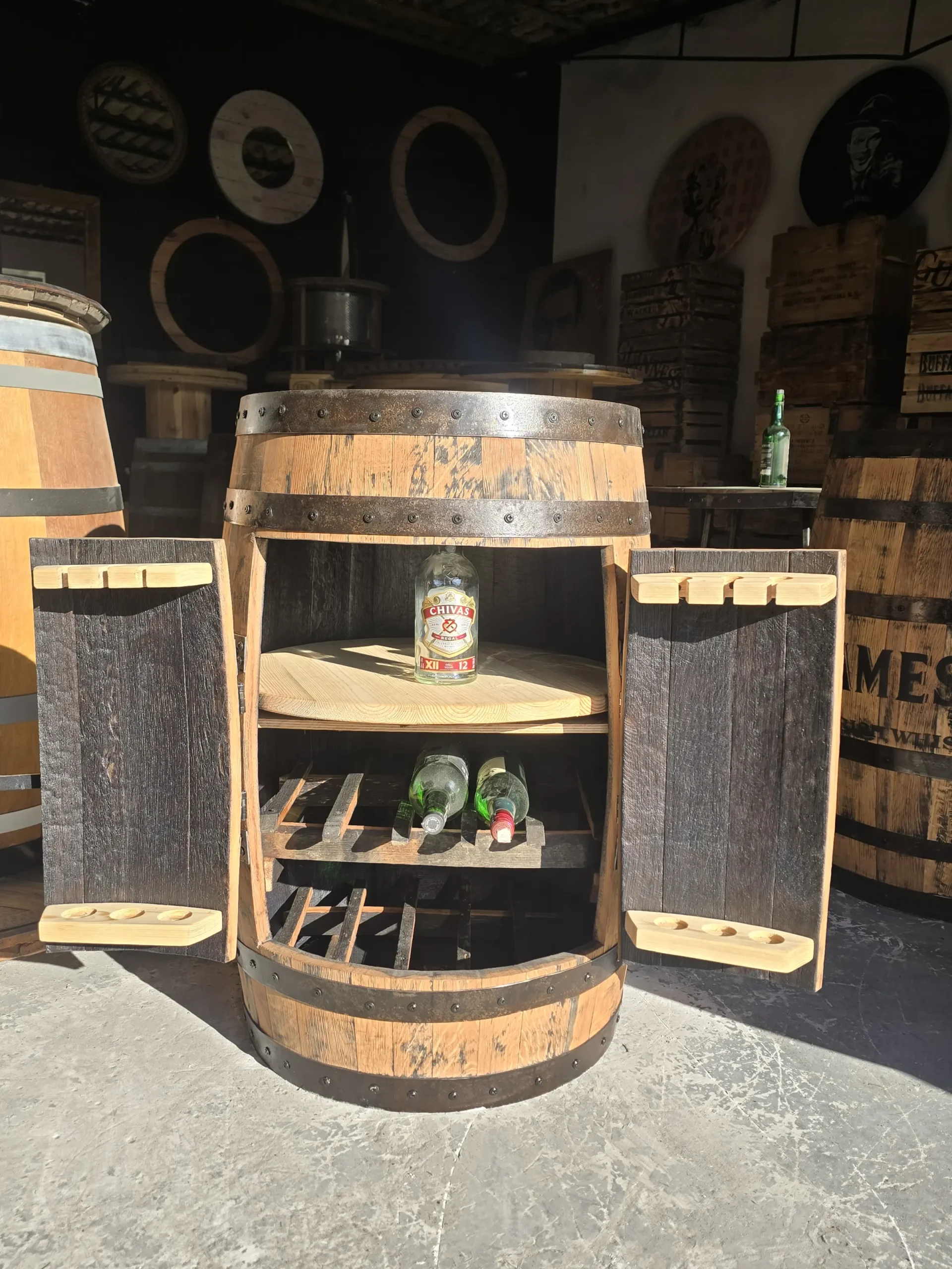 Beczki-debowe-po-whiskey-whisky-bourbonie-oryginalne-szkodzkie-ze-szkocji-irlandzkie-irlandi-po-alkoholu-na-deszczowke (28) Barek na alkohol wykonany z oryginalnej dębowej 200 litrowej BECZKI po whiskey - obrazek 1
