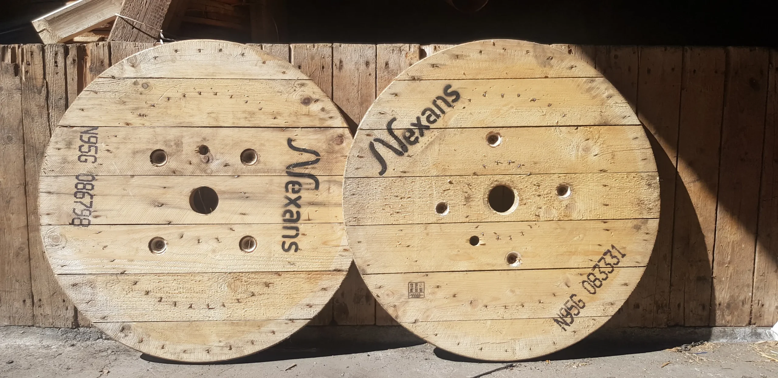 blat-ze-szpuli-po-kablach-drewniany-blat-loftowy-industrialny-okragly-stolik-ze-szpuli-recykling-handmade-naturalne-drewno-do-stolu-loftowego (22) Blat ze szpuli po kablach drewniany blat loftowy industrialny okrągły fi. 95 cm - obrazek 1
