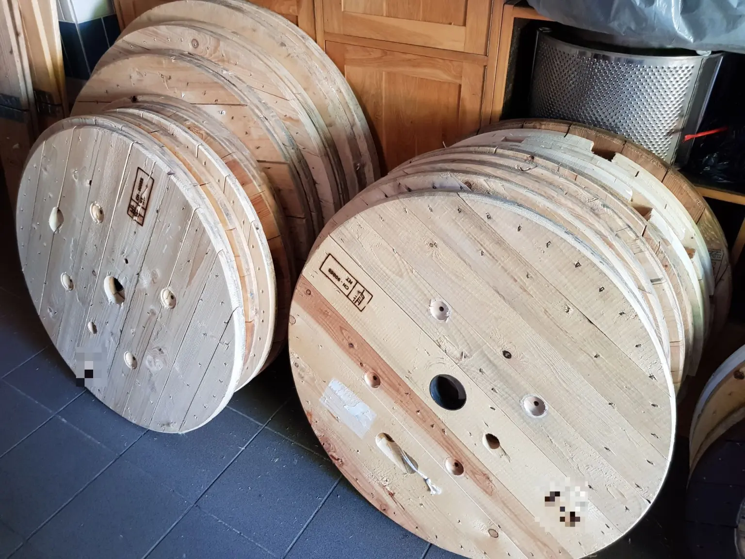 blat-ze-szpuli-po-kablach-drewniany-blat-loftowy-industrialny-okragly-stolik-ze-szpuli-recykling-handmade-naturalne-drewno-do-stolu-loftowego (23) Blat ze szpuli po kablach drewniany blat loftowy industrialny okragly fi. 110 cm - obrazek 1